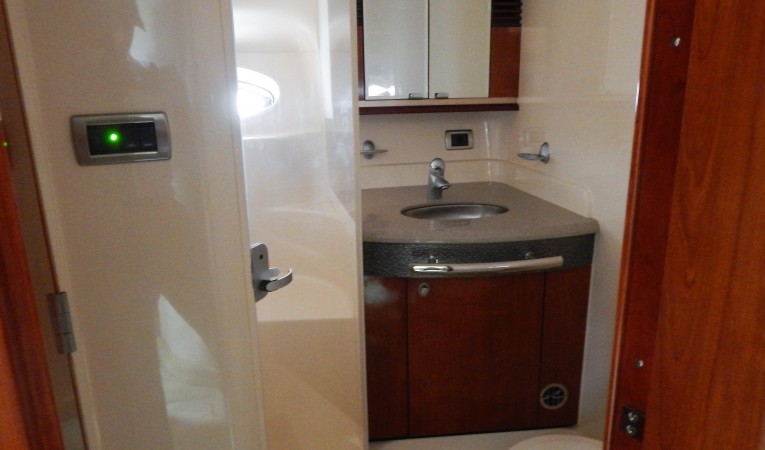 50 Sea Ray Guest/Day Head