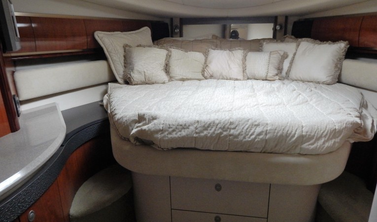 50 Sea Ray Master cabin