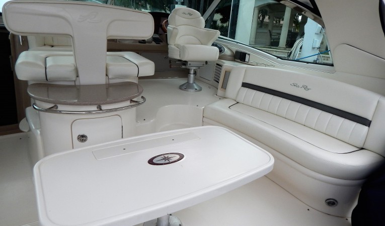 50 Sea Ray Upper Cockpit