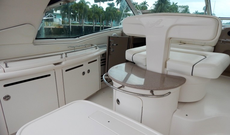 50 Sea Ray Upper cockpit