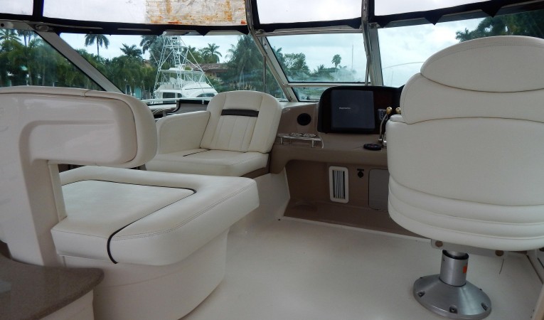 50 Sea Ray Helm area