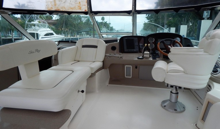50 Sea Ray Helm area
