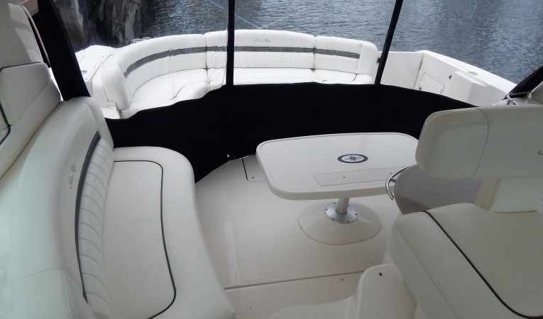 50 Sea Ray Upper cockpit seating
