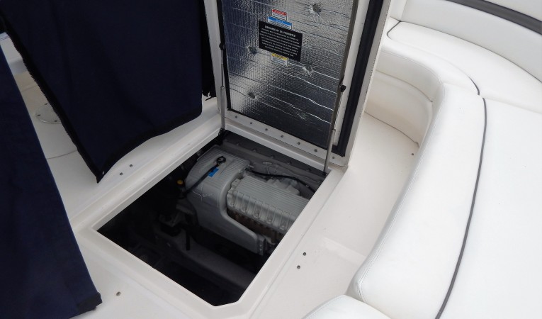 50 Sea Ray Access to engine room