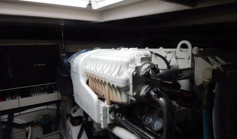 50 Sea Ray Starbd engine