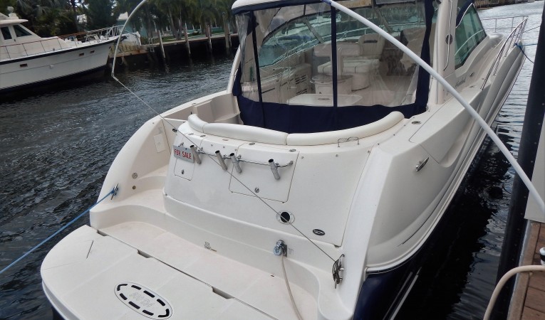 50 Sea Ray aft view