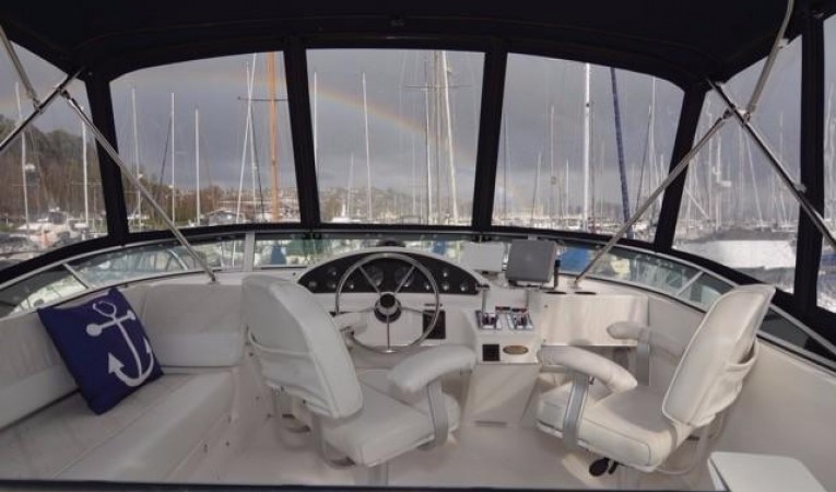 40 Bayliner FB Helm- Looking forward