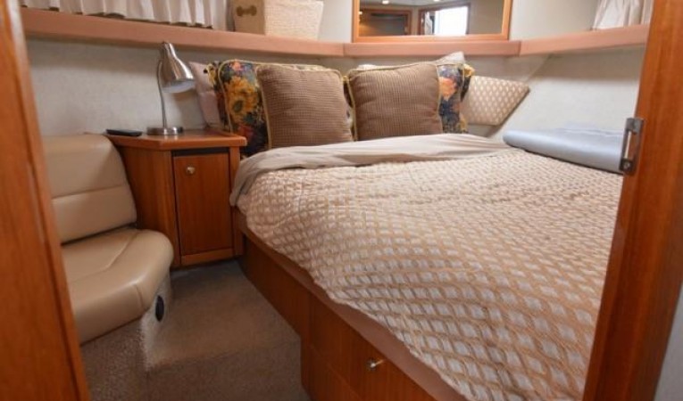 40 Bayliner VIP Stateroom