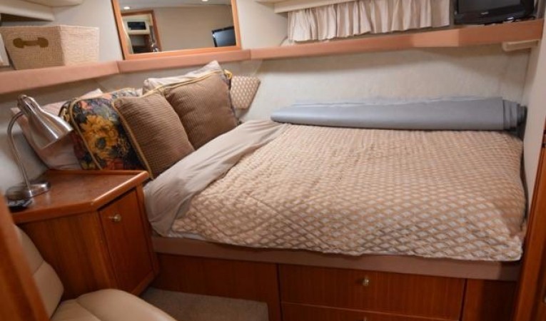 40 Bayliner VIP Stateroom