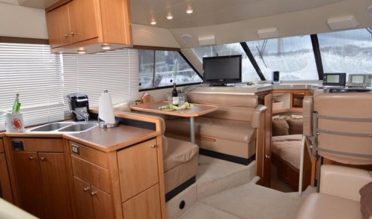 40 Bayliner Salon looking port