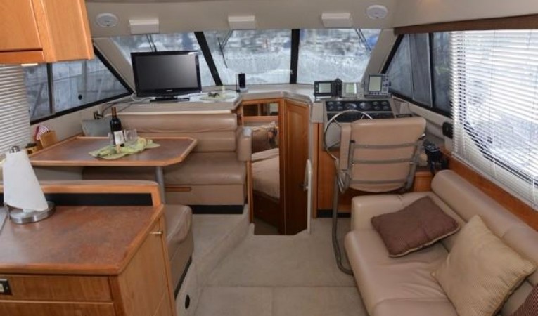 40 Bayliner Salon looking forward