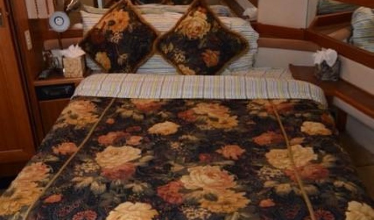 40 Bayliner Master Stateroom