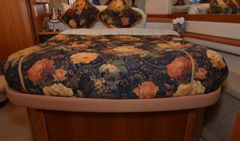 40 Bayliner Master Stateroom