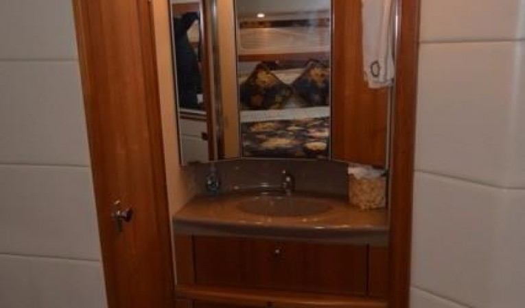 40 Bayliner Master stateroom-Ensuite Head and Shower
