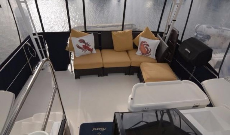 40 Bayliner Sundeck with enclosure and settee