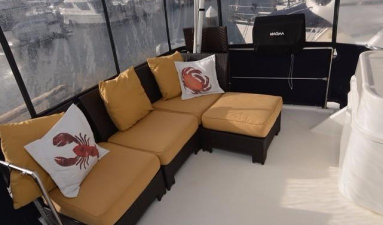 40 Bayliner Sundeck settee & BBQ