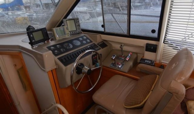 40 Bayliner Helm