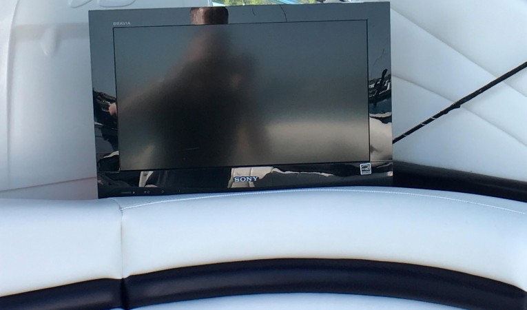 40 Sea Ray Flat Screen in cockpit