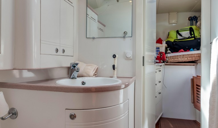 60 Farr Port Guest Head