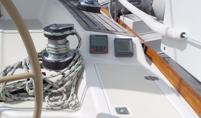 40 J Boats Helm Instruments