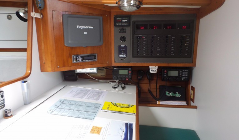 40 J Boats Navigation station