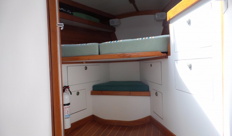40 J Boats V berth storage
