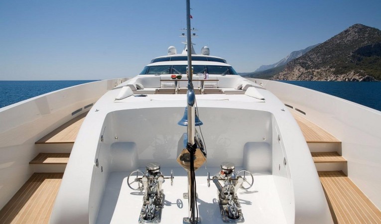 132 Tamsen Yachts Fore deck