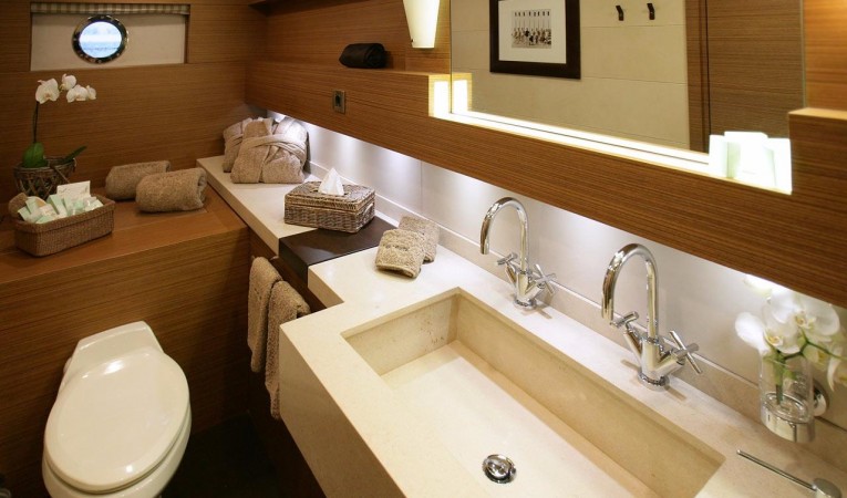 132 Tamsen Yachts Guest bathroom