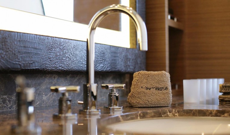 132 Tamsen Yachts Bathroom detail