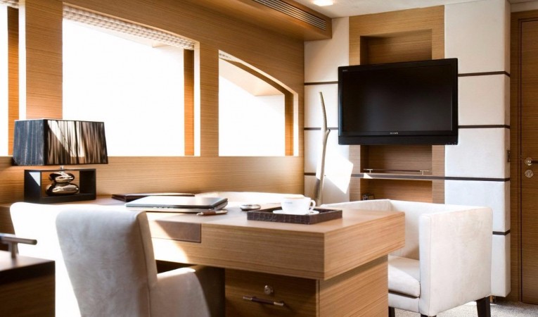 132 Tamsen Yachts Master Stateroom office area