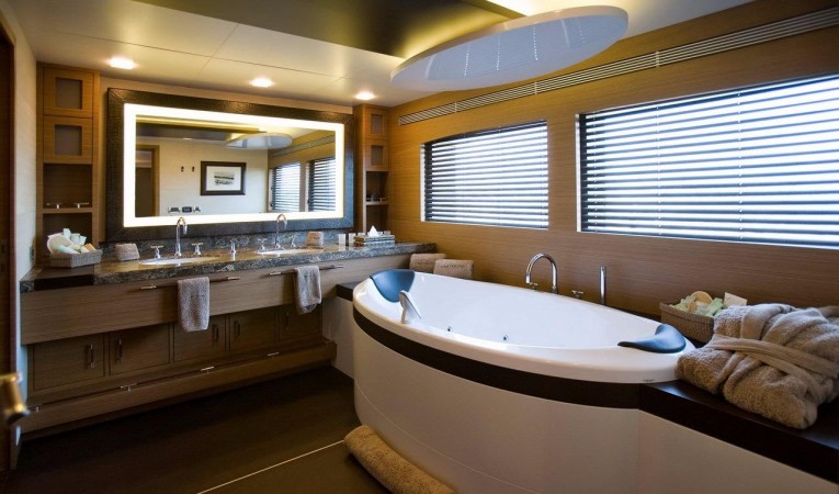 132 Tamsen Yachts Master bathroom jacuzzi