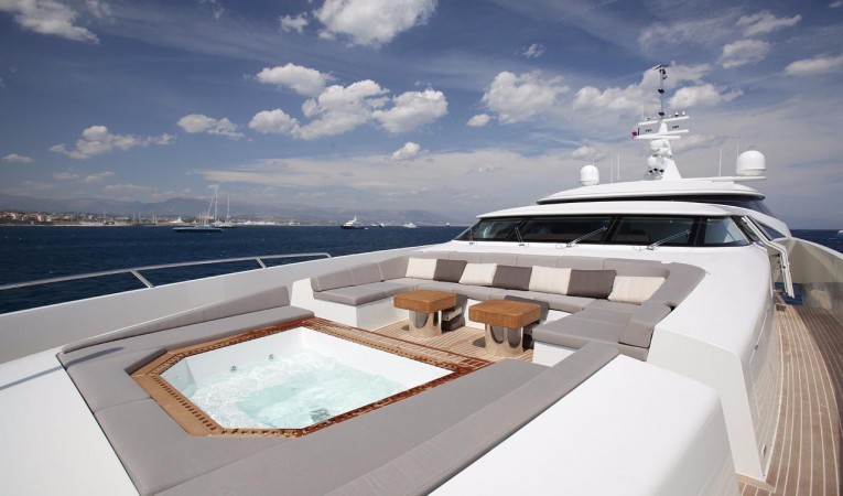 132 Tamsen Yachts Fore deck jacuzzi