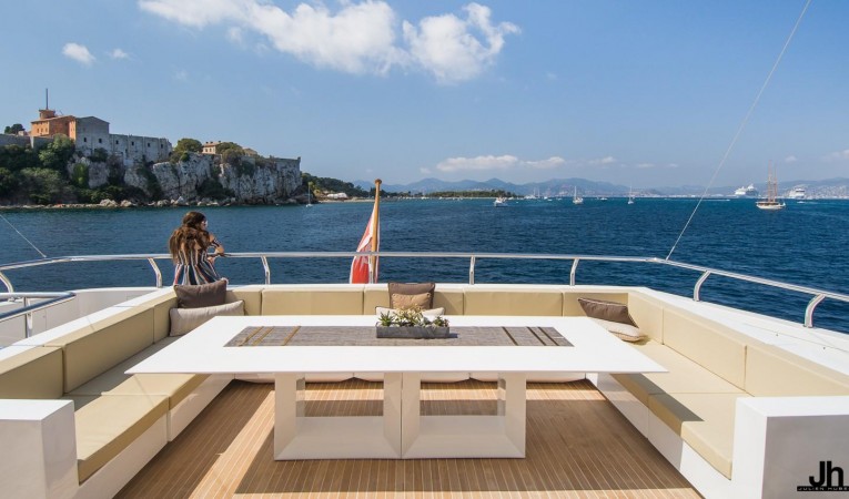132 Tamsen Yachts Sun deck aft dining