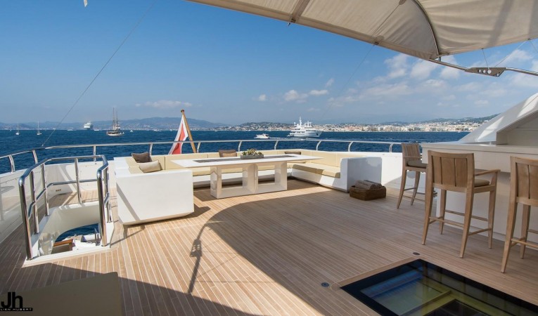 132 Tamsen Yachts Sun deck bar and dining