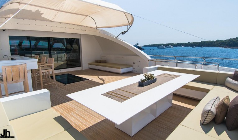 132 Tamsen Yachts Sun deck bar and dining