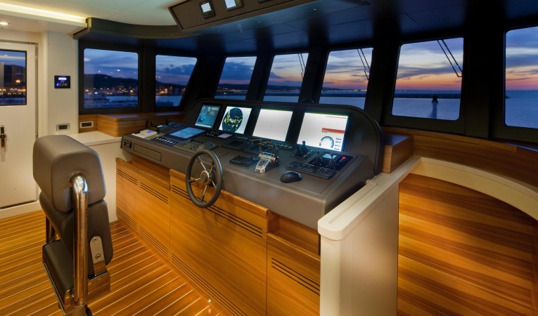 86 Cantiere delle Marche Pilothouse