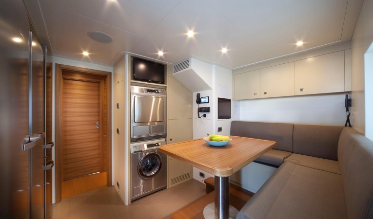 86 Cantiere delle Marche Crew Mess