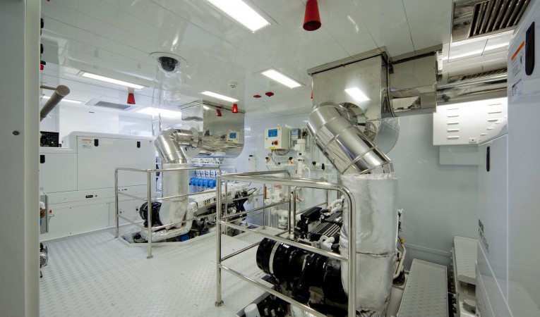 86 Cantiere delle Marche Engine Room