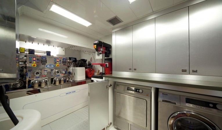 86 Cantiere delle Marche Engine Room