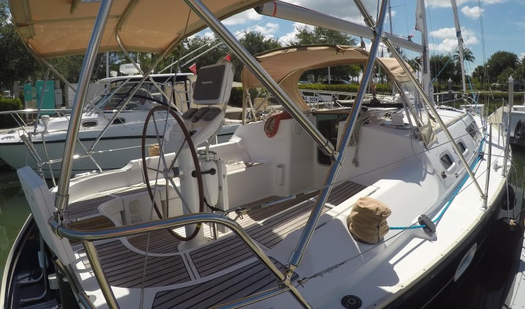 37 Jeanneau Large cockpit