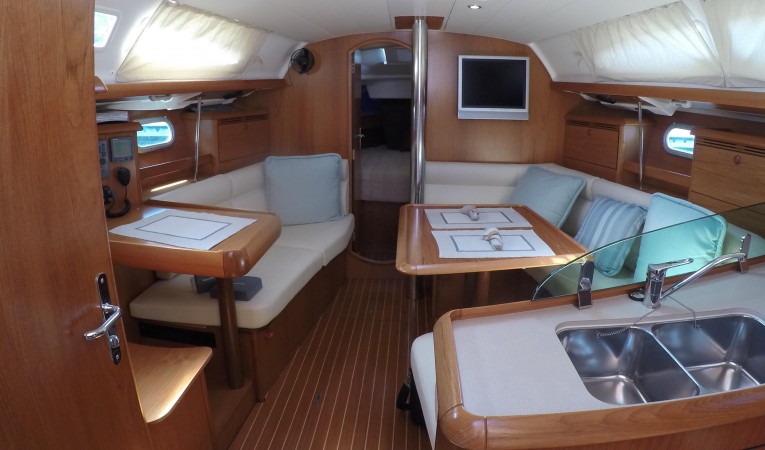 37 Jeanneau Large salon