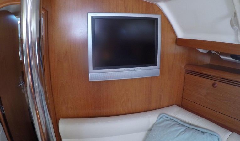37 Jeanneau Sony flat screen TV