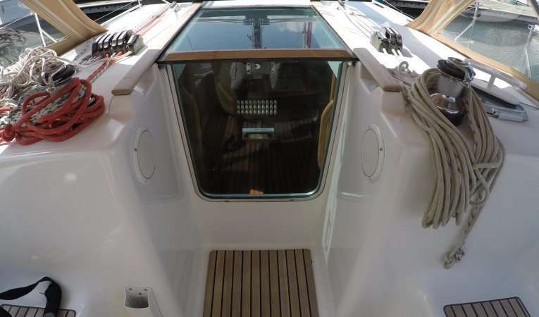 37 Jeanneau Large companionway