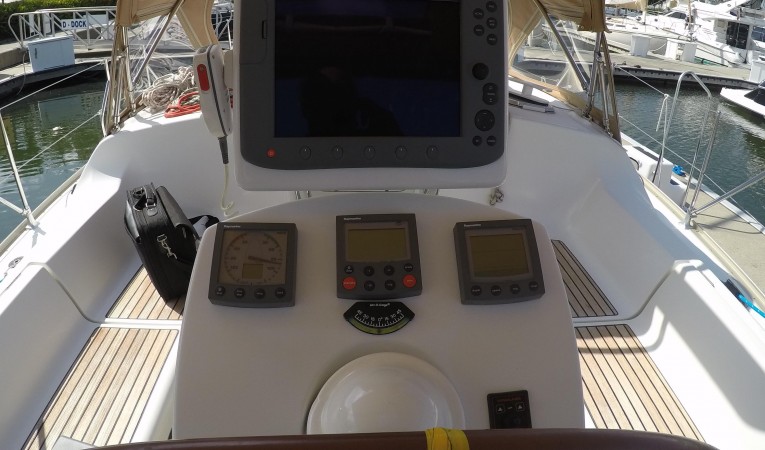 37 Jeanneau Easy access electronics