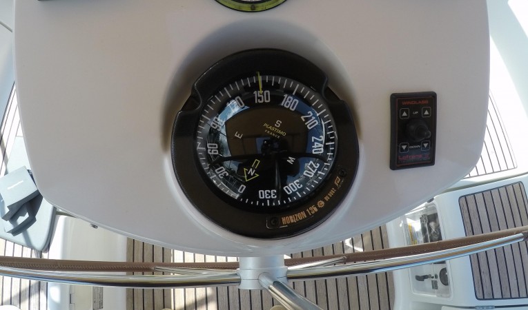 37 Jeanneau Plastimo  compass