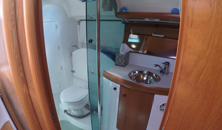 37 Jeanneau Large head with walk in shower