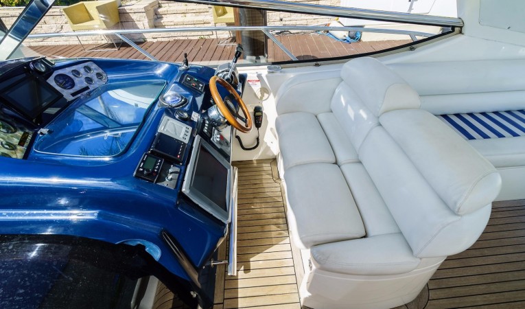 41 Sealine Helm Seating