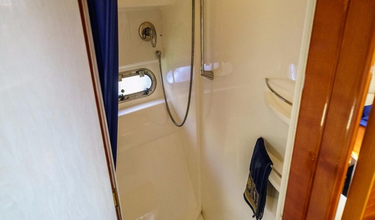 41 Sealine VIP Separate Shower