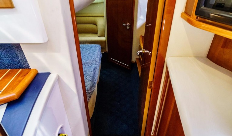 41 Sealine Master Entrance