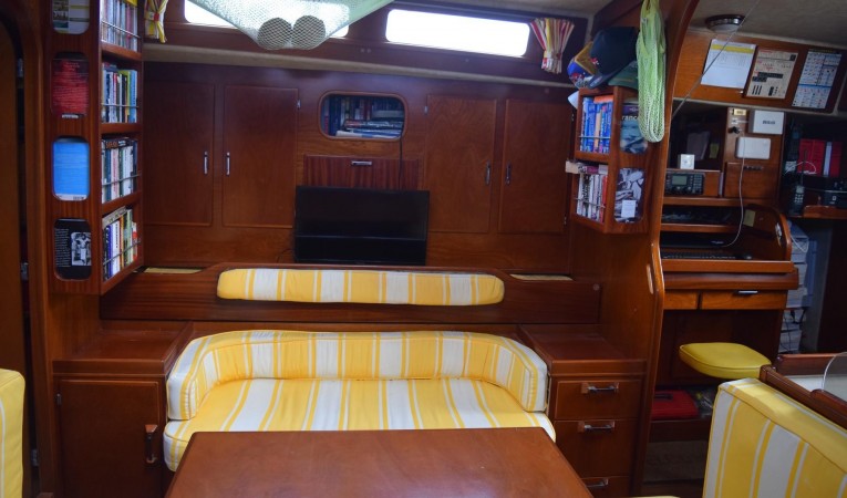 52 Amel Salon - Settee